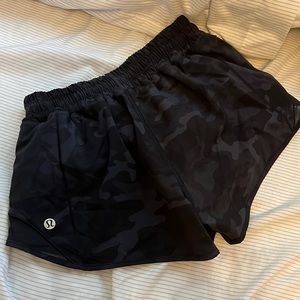 HOTTY HOT SHORT II *2.5" BLACK CAMO LULULEMON